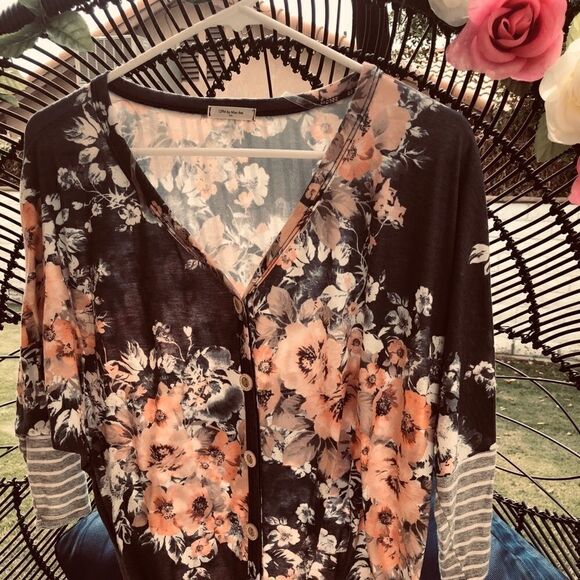 Button Down flower top - Picture 3 of 8